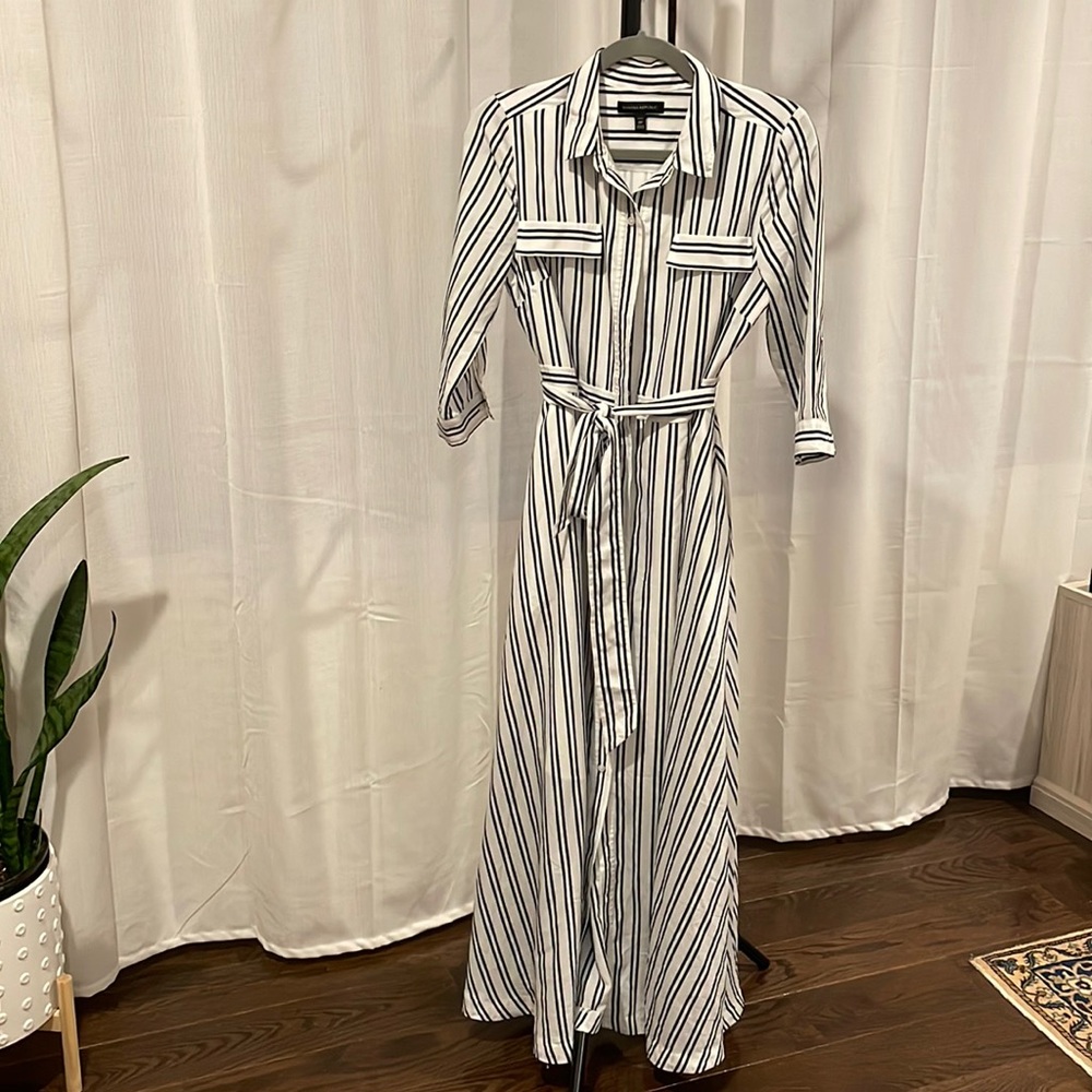 Beautiful Banana Republic maxi black and white dress with pockets